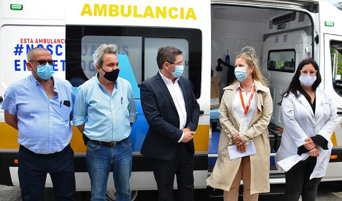 Autoridades en la presentación de la nueva amublancia