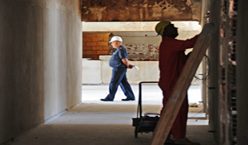 Personas privadas de libertad realizan trabajos de construcción (foto de archivo)