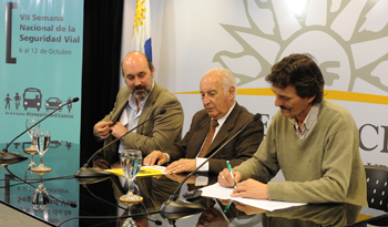 Autoridades en la firma de convenio entre la Oficina de Planeamiento y Prespuesto, Congreso de Intendentes y la Unidad Nacional de Seguridad Vial