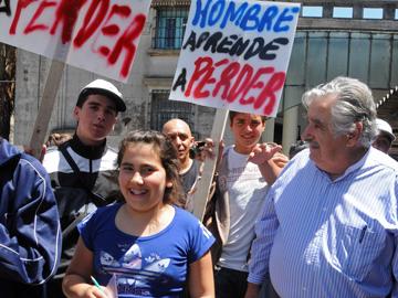 Presidente José Mujica entregando volantes