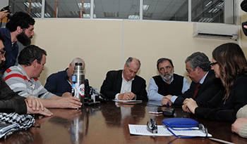 El ministro Ernesto Murro en la firma del acuerdo entre el sindicato y empresas del sector lácteo