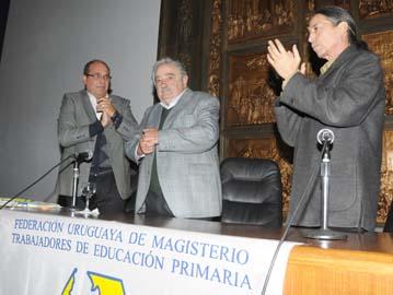 Presidente Mujica recibiendo aplausos a su ingreso