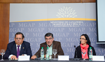 Autoridades en presentación de la 43.ª Jornada de Buiatría