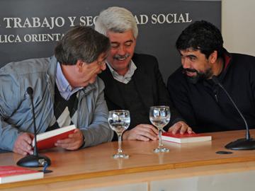 Representantes de Gobierno, trabajadores y empresarios en la presentación del “Manual práctico de la construcción”