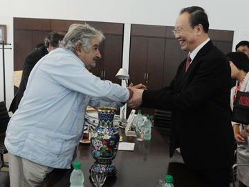 Mujica recibiendo a autoridad china