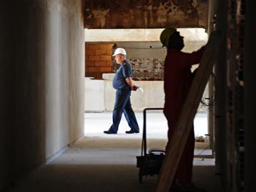 Personas privadas de libertad haciendo trabajos de construcción