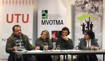 Autoridades en entrega de certificados de capacitación entregados por UTU y el Ministerio de Vivienda