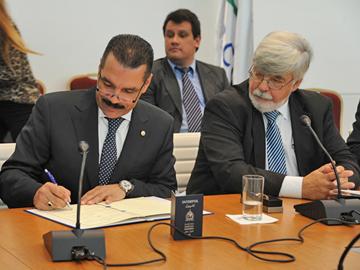Ministro del Interior, Eduardo Bonomi y secretario general de INTERPOL, Ronald Noble