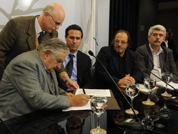 Autoridades firmando el convenio