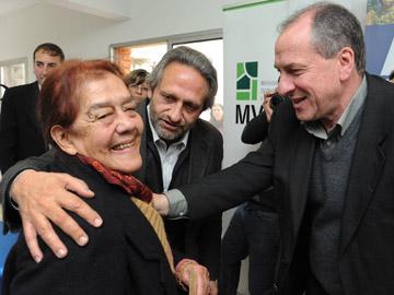 Jubilados recibiendo las llaves de su casa