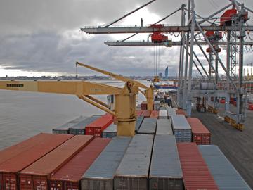 Contenedores en el puerto de Montevideo