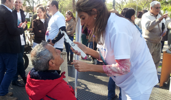Un equipo del Hospital de Ojos José Martí en plena pesquisa en Colón, Montevideo