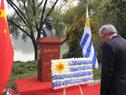 Vázquez colocó una ofrenda floral al busto del General José Artigas en el Parque Chaoyang