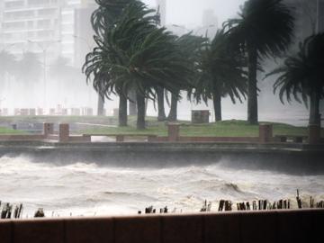 Tormenta fuerte en Rambla de Montevideo (foto de archivo)