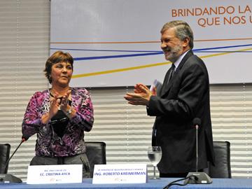 Nueva integrante del Directorio de UTE, Cristina Arca, y ministro Roberto Kreimerman