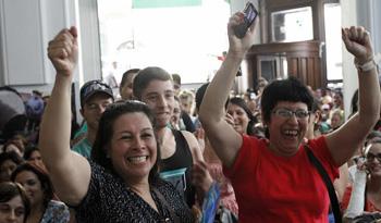 Integrantes de cooperativa de viviendas favorecida por sorteo para la entrega de préstamos
