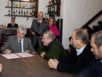 Autoridades en firma de convenio internacional. Foto: Argemi/Palácio