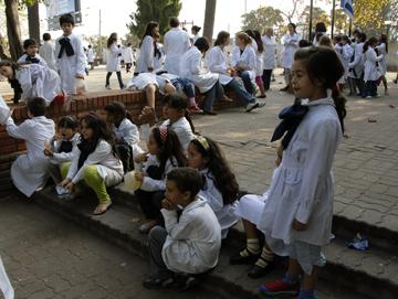 Niños jugando en el patio de la escuela