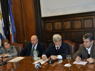 Autoridades en conferencia con motivo del pasaje de archivos del Ministerio del Interior