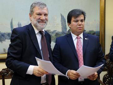 Kreimerman junto al gerente general de Bandes Uruguay, Reinier Parra