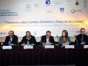 Autoridades en Primer Simposio sobre Cambio Climático y Toma de Decisiones