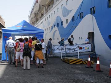 Turistas embarcan en crucero en el Puerto de Montevideo