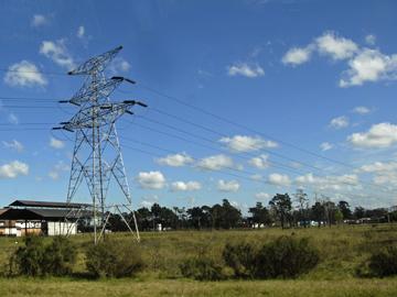 Torre de alta tensión en el campo