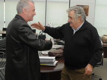 Saludo entre el Presidente Mujica y el cantante Victor Manuel