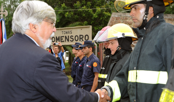 Ministro Eduardo Bonomi saluda a bomberos de la localidad de Tomás Gomensoro