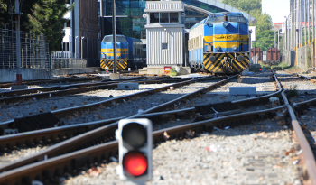 Tren circula por vías de AFE