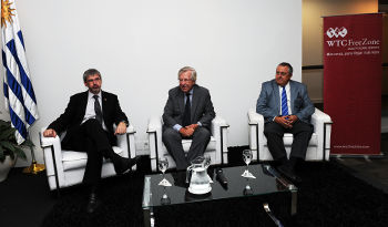 Ministro de Economía y Finanzas, Danilo Astori, junto con disertantes de la conferencia "¿Qué más debe hacer Uruguay para atraer inversiones?"