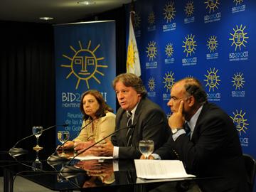 Autoridades en conferencia de prensa