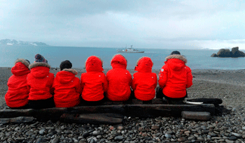 La delegación de liceales y escolares contemplan la majestuosidad de los hielos antárticos