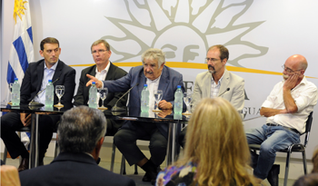 Presidente José Mujica en firma de acuerdo entre UTEC y UPM