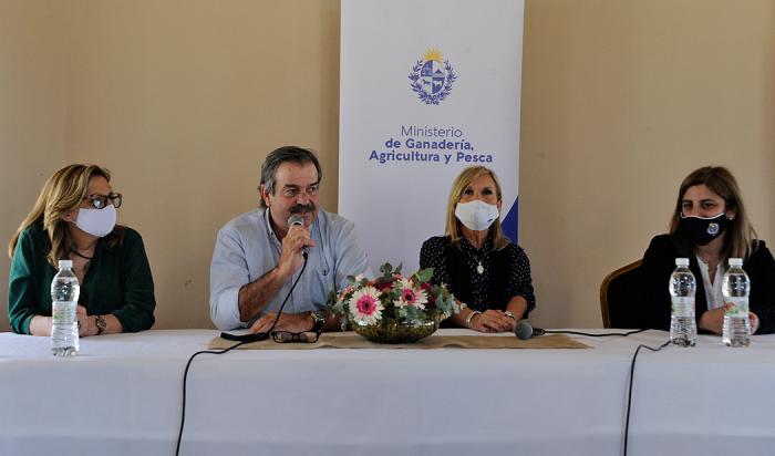 Autoridades gubernamentales en conmemoración del Día Internacional de la Mujer Rural