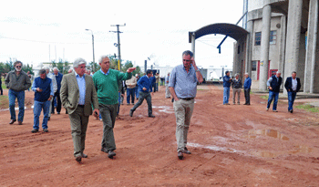 Ministro Tabaré Aguerre en instalaciones de la Cooperativa Agraria de Dolores