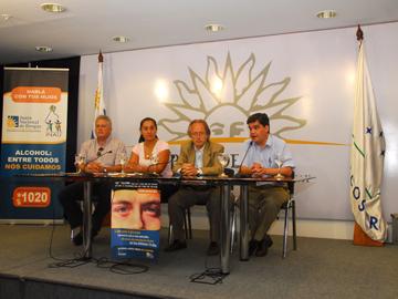 Mesa de autoridades del INAU en conferencia de prensa