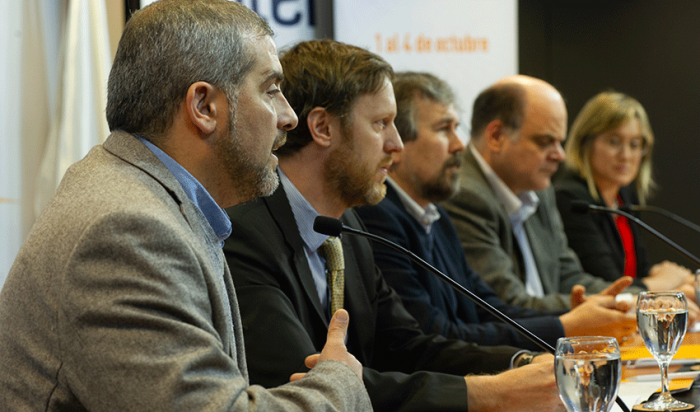Autoridades en la presentación de plataforma digital MIRA
