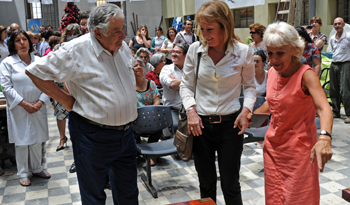 Presidente Mujica y Carolina Cosse de ANTEL con Selva Tabeira, encargada del taller de sala 12 del Hospital Vilardebó