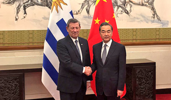 Rodolfo Nin Novoa junto a su par chino, Wang Yi