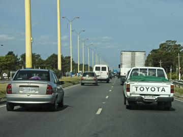 Autos circulando en ruta