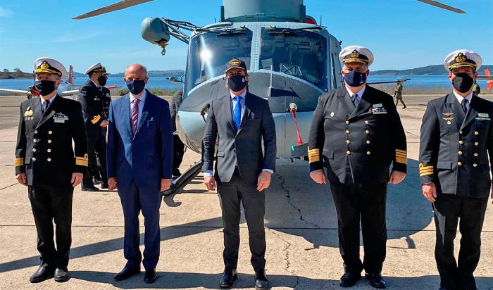 Presidente Lacalle Pou con autoridades del Ministerio de Defensa y la Armada Nacional