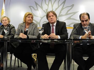 Autoridades en conferencia de prensa