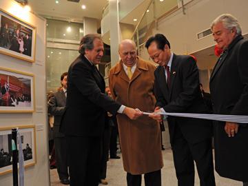Canciller Almagro, embajador Yan Banghua y ex presidentes Sanguinetti y Lacalle en inauguración de muestra fotográfica