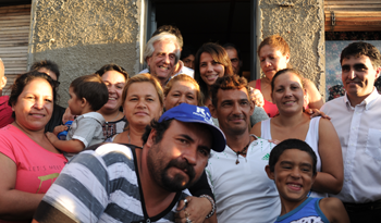 Presidente Tabaré Vázquez con vecinos del barrio La Amarilla, en Salto