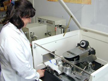 Científica en laboratorio
