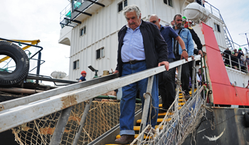 El Presidente José Mujica aborda la draga D-7