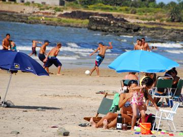 Personas disfrutando de la playa