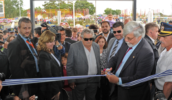 Presidente José Mujica y ministro Eduardo Bonomi en la inauguración en Casavalle