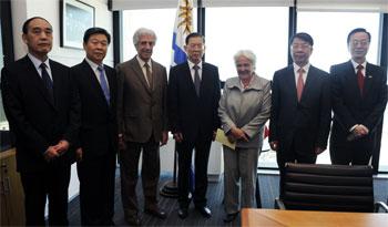 Presidente Tabaré Vázquez y vicepresidenta Lucía Topolansky en compañía de la delegación de parlamentarios chinos